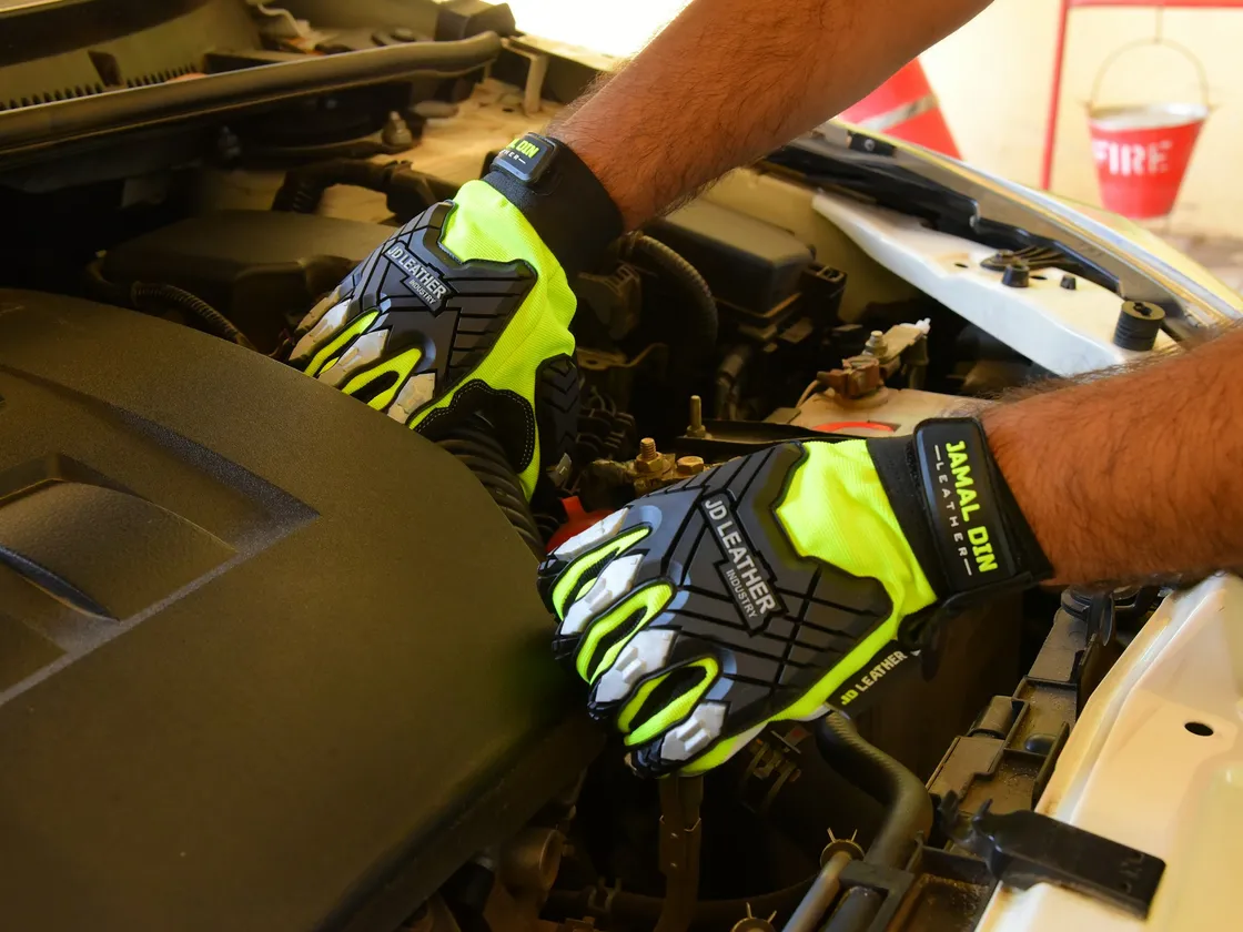 Mains portant des gants de protection mécanique pendant une intervention